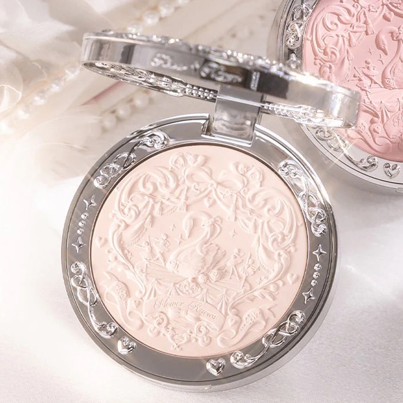 NEW Flower Knows Makeup Swan Ballet Embossed Powder Compact 01 Niveous Swan - Picture 4 of 5